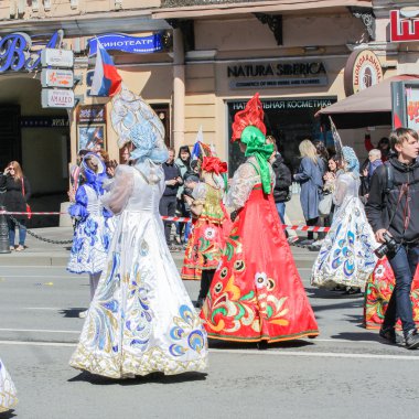 Desenleri ile kırmızı ve beyaz elbiseli kız.