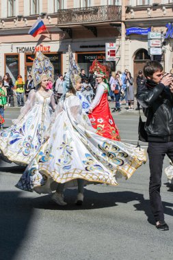 Elbiseler desenlerle şenlikli bir demonstratio üzerinde dans eden kızlar
