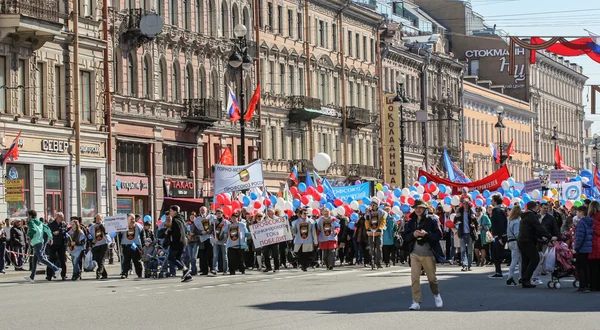 Kalabalık insan çok renkli topları ile.