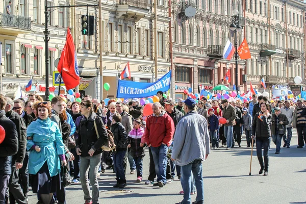 Una colonna di persone nella manifestazione festiva . — Foto Stock