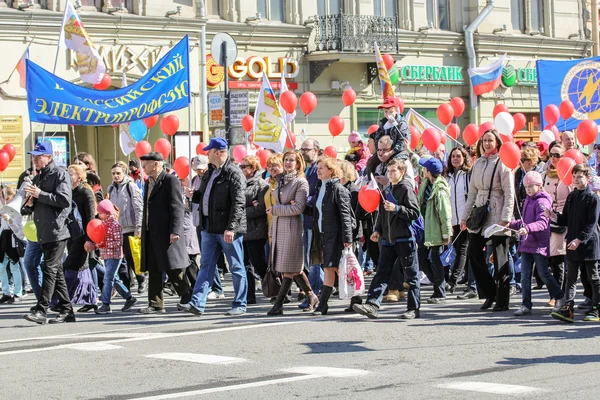 De lijn van mensen van verschillende leeftijden. — Stockfoto