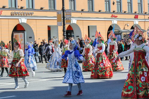 Groupe de filles dansant dans des costumes colorés traditionnels . — Photo