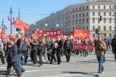 Festival gösteri sütununda müzisyenler.