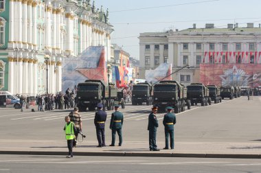 Bölümü çok fonksiyonlu askeri kamyon üzerinde zafer Geçidi.