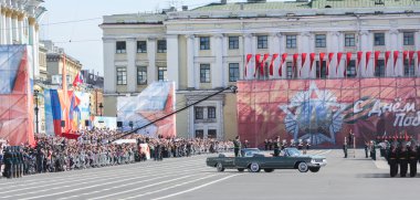 Generaller açık otomobillerde asker at binme.