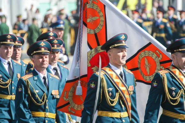 Officiers avec le drapeau dans la parade . — Photo