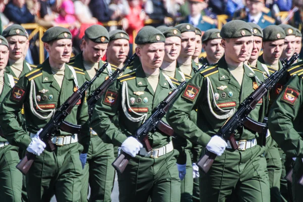 Στρατιώτες με Καλάσνικοφ στην παρέλαση. — Φωτογραφία Αρχείου