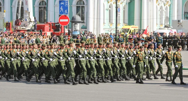 Soldats avec Kalachnikovs dans les rangs . — Photo