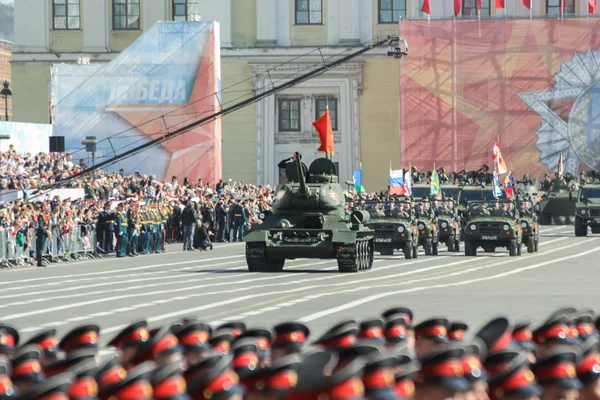 Tank T-34 ouvre le défilé du matériel militaire . — Photo