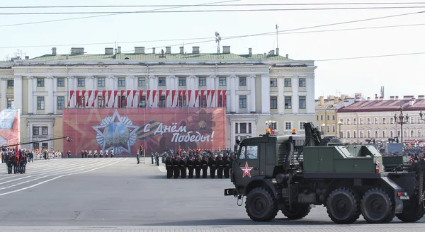 Военная машина и войска перед парадом . — стоковое фото