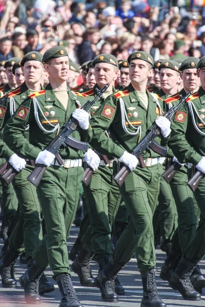 Μια ομάδα στρατιωτών με Καλάσνικοφ στην παρέλαση. — Φωτογραφία Αρχείου