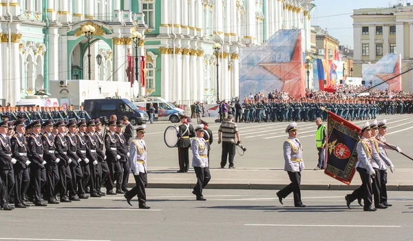 Parada wojskowa w pałacu. — Zdjęcie stockowe