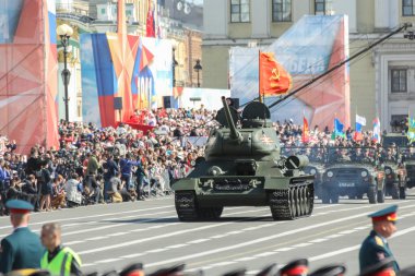 Festival kalabalık yakınındaki T-34 tankları.