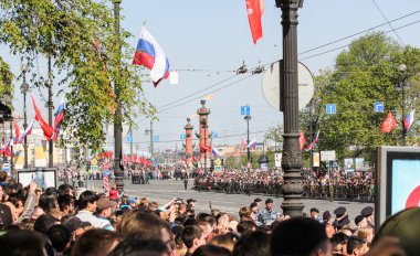 Geçit töreni için bekleyen insanların kalabalıklar.