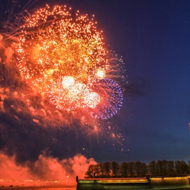 Havai fişek su üstünde duman ile harika fotoğraflar.