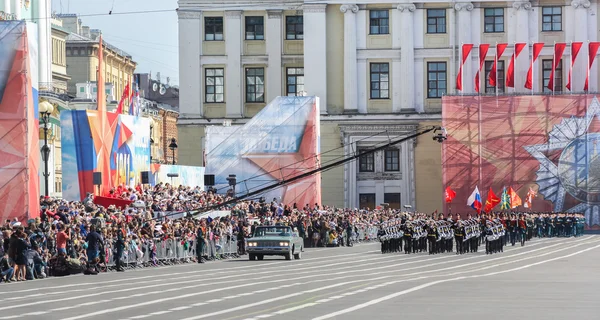 Αρχική στρατιωτική παρέλαση στην πλατεία του παλατιού. — Φωτογραφία Αρχείου