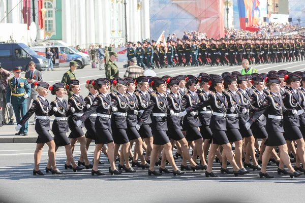 Відділ військових жінок на марші. — стокове фото