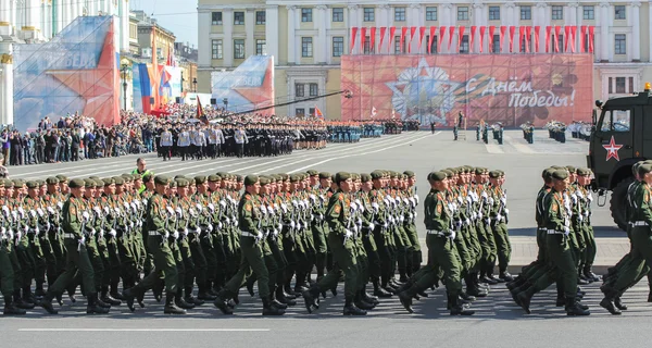 Des rangs minces de soldats en parade . — Photo