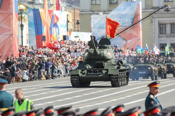 승리의 퍼레이드에서 전설적인 T-34 탱크. — 스톡 사진