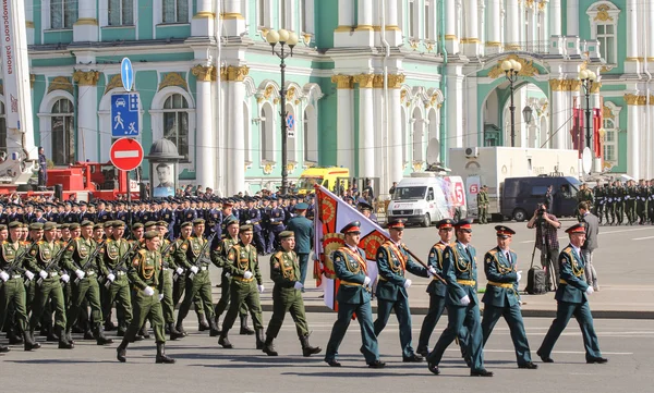 Un groupe d'officiers-porteurs au défilé . — Photo