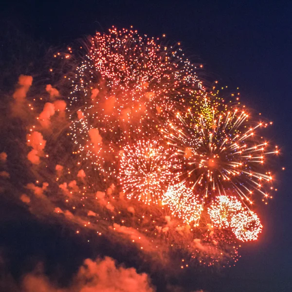 Kulki z programu fireworks w niebo. — Zdjęcie stockowe