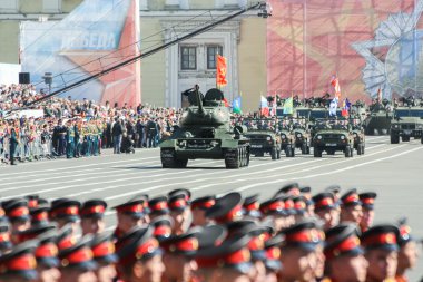 Geçit T-34 tankları.