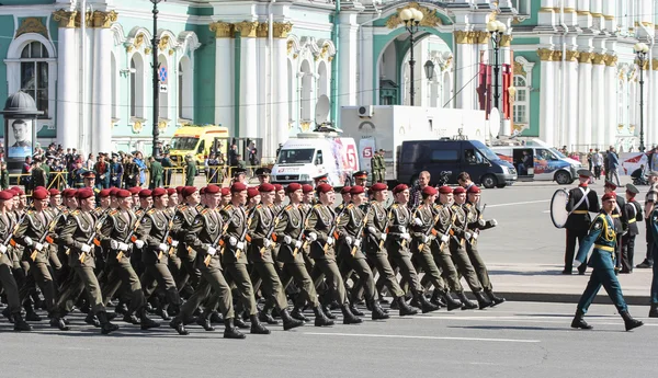 Soldati di palude in berretti cremisi . — Foto Stock