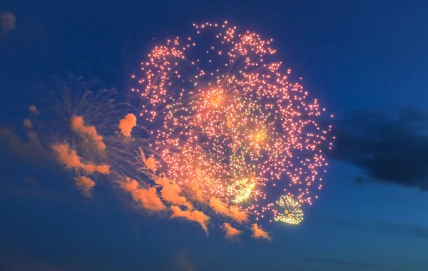 Kulki z programu fireworks w niebo. — Zdjęcie stockowe