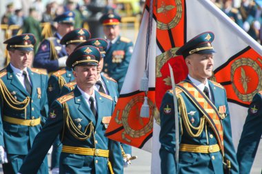 Bir subay bir afiş geçit.