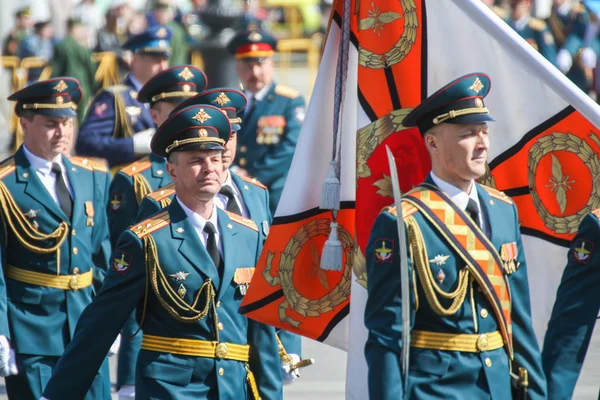 Bir subay bir afiş geçit.