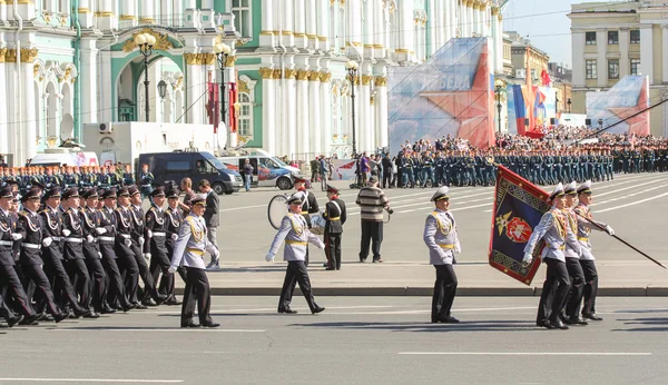 Groupe de porteurs d'officiers en uniformes blancs . — Photo