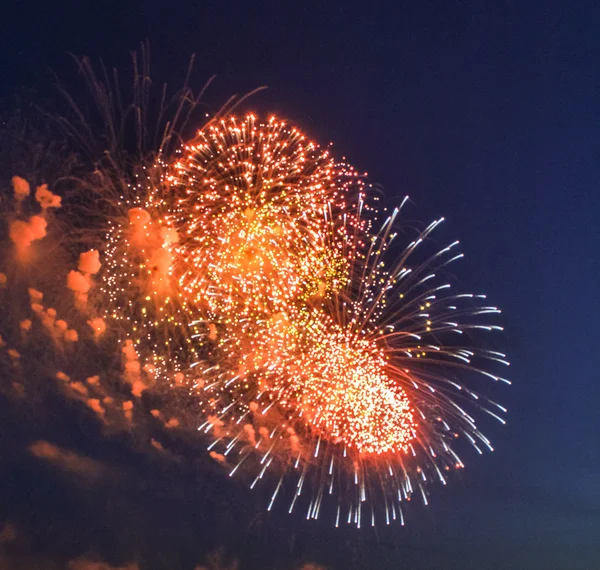 Kulki z programu fireworks w niebo. — Zdjęcie stockowe