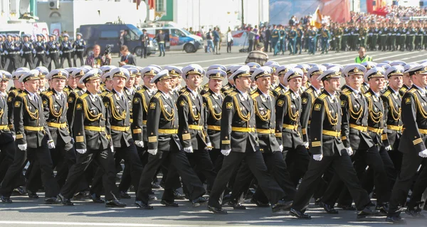 Division officers in black uniforms on the march. — Stock Photo, Image