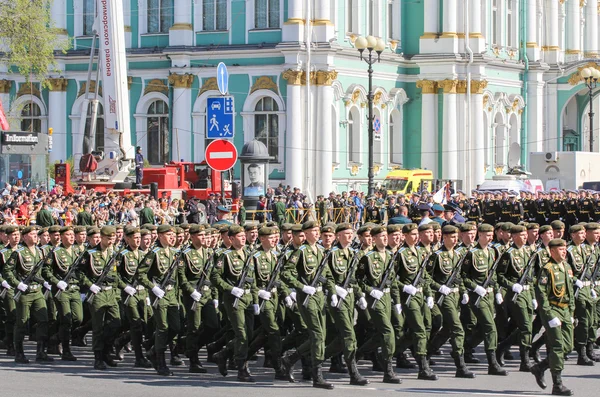 Поділ солдатів в зелений формений одяг. — стокове фото