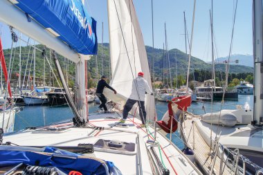 Gemideki yelkeni çekin.