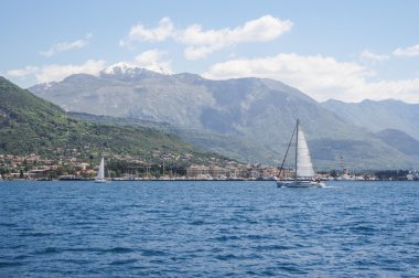 Arka plandaki sahil iki yatlar.