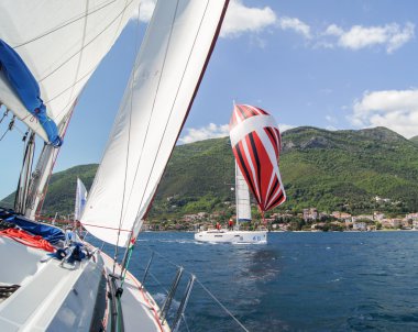 altında yelken yat.