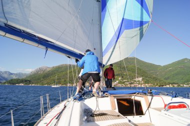 İnsanlar yelken açma.