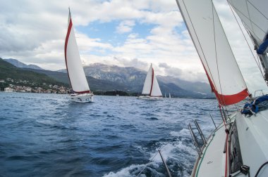 Altında bir önyargı mı yat.