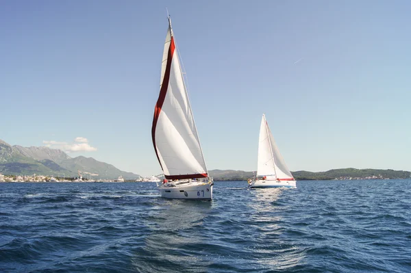 İki tekne farklı yönlere gidiyor.