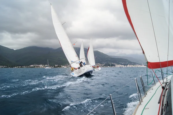 Bir bulutlu gökyüzü altında yat yarışı.