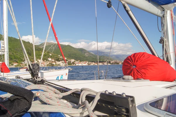 Güvertede bir yelken ile bir bavul hazırladı.