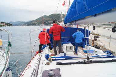 Rıhtımın gemideki.