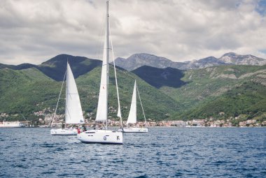 Arka plandaki sahil üç tekne.