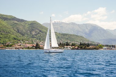 Açıklarında tekne.