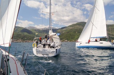 İnsanlar ile indirdi yelken yelkenli.