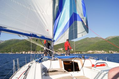 İnsanlar üzerinde bir yelkenli tekne yay.