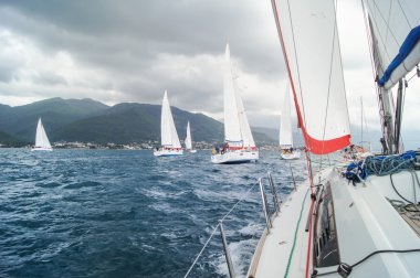 Regatta bulutlu gökyüzü altında.
