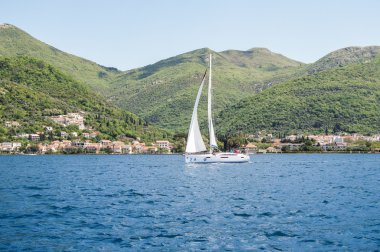 Yeşil dağların bir arka plan üzerinde yat.