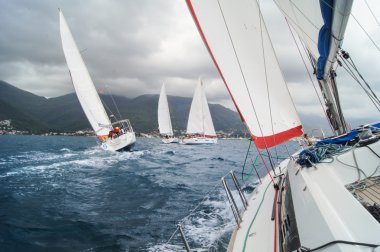 Spor regatta bir bulutlu gökyüzü altında.